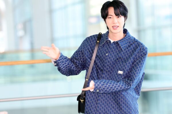 Polícia convoca mulher japonesa acusada de assediar Jin do BTS em evento ‘Festa’