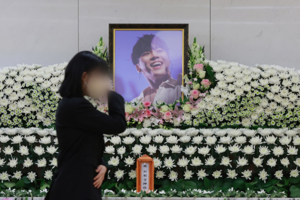 Enlutados prestam homenagem ao falecido cantor Wheesung no altar memorial